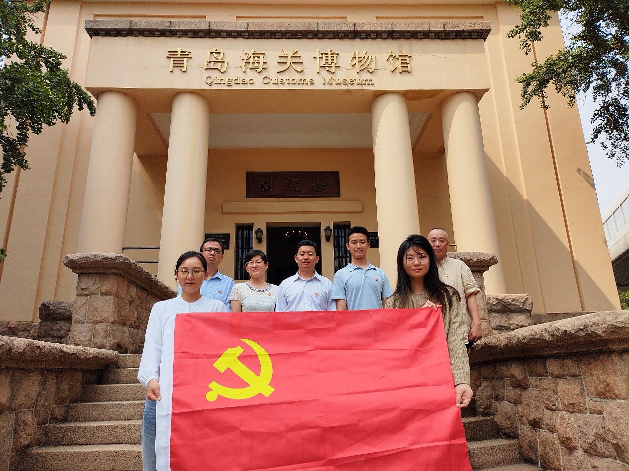 图片包含 建筑, 大, 前, 男人 描述已自动生成