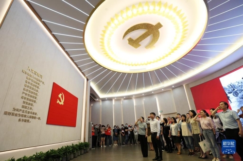 党员在上海中共一大纪念馆里重温入党誓词