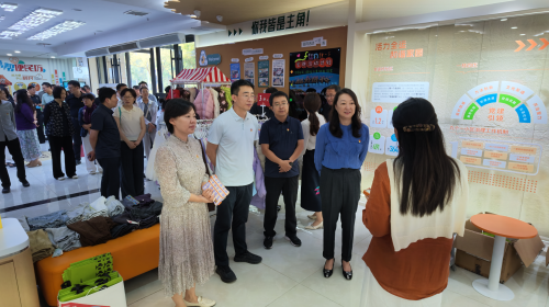 省市区三级商务部门赴“双报到”龙洞街道开展外贸优品进社区活动