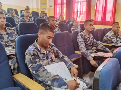 学员在认真学习听课.jpg